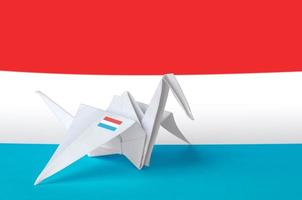 lussemburgo bandiera raffigurato su carta origami gru ala. fatto a mano arti concetto foto