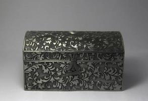 metallo inossidabile acciaio Tesoro gioielleria scatola con foglia botanico modello incisione su semplice pianura sfondo. foto
