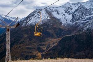 montagna paesaggio con un' in movimento sedia di un' monoposto cavo auto foto