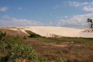 il sabbia dune vicino il piccolo cittadina di comboniano, brasile, Ceara foto