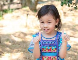 positivo affascinante 4 anni vecchio carino bambino asiatico ragazza, poco bambino in età prescolare bambino sorridente e guardare a telecamera. foto