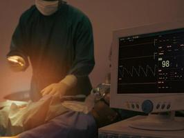 paziente elettrocardiogramma monitoraggio nel ospedale chirurgico operativo camera foto
