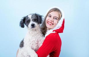 avvicinamento di caucasico contento donna indossare Santa Abiti Tenere carino cane foto