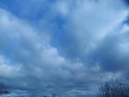 multicolore nuvole volare al di sopra di il villaggio foto