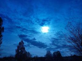 multicolore nuvole volare al di sopra di il villaggio foto