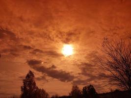 multicolore nuvole volare al di sopra di il villaggio foto