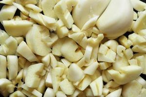 fotografia di aglio tritato grossolanamente e chiodi di garofano sbucciati per sfondo alimentare