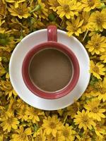 un' tazza di caffè con giallo fiori, superiore Visualizza foto