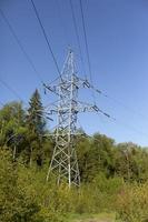 elettrico trasmissione linea nel foresta. acciaio Torre con fili. alta tensione infrastruttura. foto