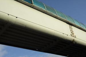 costruzione di trasporto tunnel. tunnel per le persone. ponte al di sopra di strada. foto