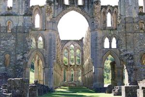 archi a rivaluta abbazia rovine nel nord York brughiere nazionale parco, yorkshire unito regno foto