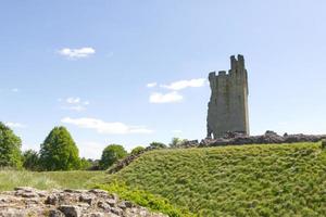 helmsley castello Torre con blu cielo nel il sfondo. nord York brughiere nazionale parco, nord yorkshire, Inghilterra foto