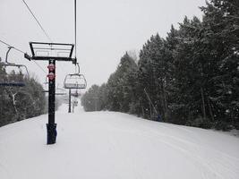 seggiovia a un' sciare ricorrere su un' nevoso giorno foto