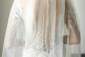 indietro di sposa nel nozze vestito foto