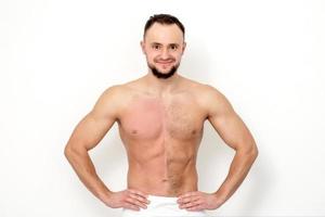 uomo con a torso nudo prima e dopo ceretta capelli foto