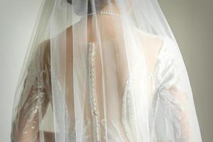 indietro di sposa nel nozze vestito foto