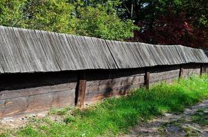 vecchio di legno recinzione. foto