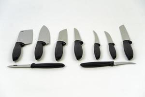 acuto grande cucina coltello su un' buio superficie, bianca sfondo Messico foto