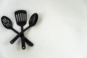 spatole e cucchiai nero plastica su bianca sfondo, Messico foto