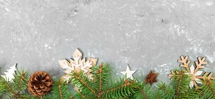 Natale sfondo con abete albero e regalo scatola su di legno tavolo. superiore Visualizza con copia spazio per il tuo bandiera design foto