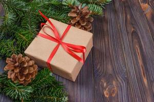 Natale regali nel decorativo scatole, bianca legna sfondo foto
