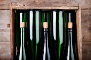 weinflaschen in holzkiste - bottiglie di vino in cassetta di legno foto