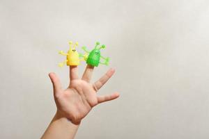 Due dita indossare burattini alieni. ragazzo giocando dita burattini. dito Teatro per bambini foto