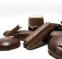 cioccolato aromatizzato cibo su bianca sfondo foto