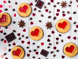 fatti in casa biscotti con un' rosso marmellata cuore San Valentino giorno caffè e cioccolato stella anice copia spazio piatto posare foto