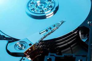 smontato difficile guidare a partire dal il computer, disco fisso con specchio effetto. ha aperto difficile guidare a partire dal il computer disco fisso con specchio effetti. parte di computer pc, il computer portatile foto