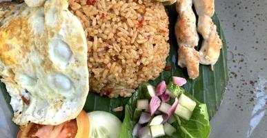 uno di il migliore cibo nel il mondo come dichiarato di il mondo famoso notizia canale indonesiano fritte riso nasi goreng foto