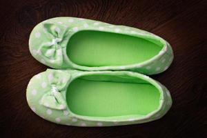 femmina casa verde morbido pantofole su pavimento sfondo foto