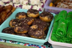 tradizionale indonesiano torte venduto di strada fornitori, linggang bigung, ovest kutai, est Kalimatan, Indonesia foto