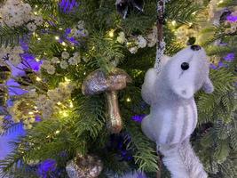 giocattolo scoiattolo o citello seduta su un' soffice abete rami. allegro Natale e contento nuovo anno saluto carta design. il concetto di nuovo anno e Natale. festivo decorazione. foto