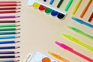 dipingere marcatori e colorato matite siamo un' disegno bastone. Di Più di dodici colori foto