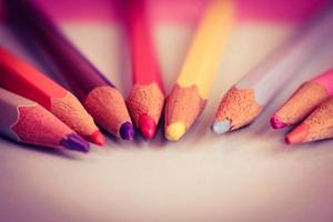 bellissimo luminosa colorato di legno colorato affilatura matite per disegno. piatto posare e copia spazio su blu sfondo foto