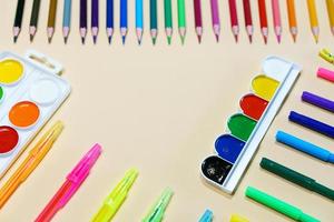 colorato matite e marcatori con penne e dipingere su carta sfondo con copia foto