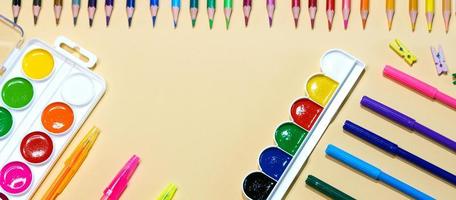 colorato matite e marcatori con penne e dipingere su carta sfondo con copia foto