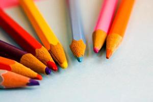 bellissimo luminosa colorato di legno colorato affilatura matite per disegno. piatto posare e copia spazio su blu sfondo foto