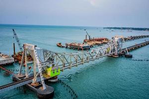 pamban ponte è un' ferrovia ponte quello si connette il cittadina di mandapam nel terraferma India con pamban isola, e rameswaram, tamil nadu, Sud India. esso era dell'india primo mare ponte. mensola ponte. foto