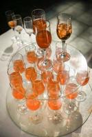 molti nozze bicchieri con scintillante vino nel ristorante foto