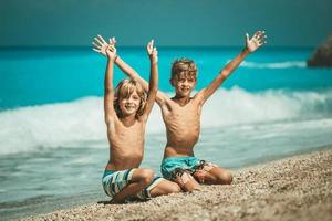 bambini divertimento su il spiaggia foto