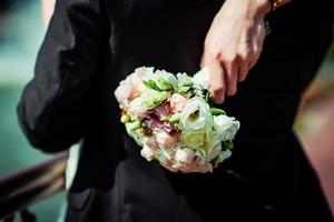 il sposa detiene un' nozze mazzo nel sua mani, nozze giorno fiori. foto