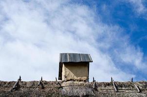 vecchio rurale Casa con paglia tetto foto