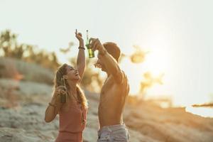 coppia godendo tramonto a il spiaggia foto