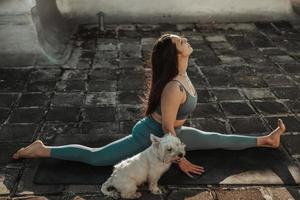 donna fare yoga all'aperto su un' tetto terrazza foto