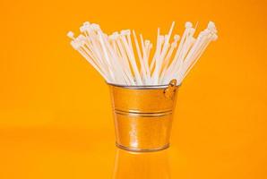 nylon cavo cravatte nel bicchiere nel vaso nel secchio su arancia sfondo foto