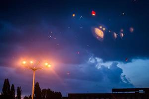 nel il sera, a tramonto, persone con loro parenti e amici lanciare tradizionale lanterne. foto