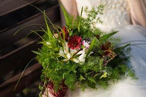 il sposa detiene un' nozze mazzo nel sua mani, nozze giorno fiori. foto