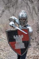 nobile guerriero. ritratto di uno medievale guerriero o cavaliere nel armatura e casco con scudo e spada in posa foto